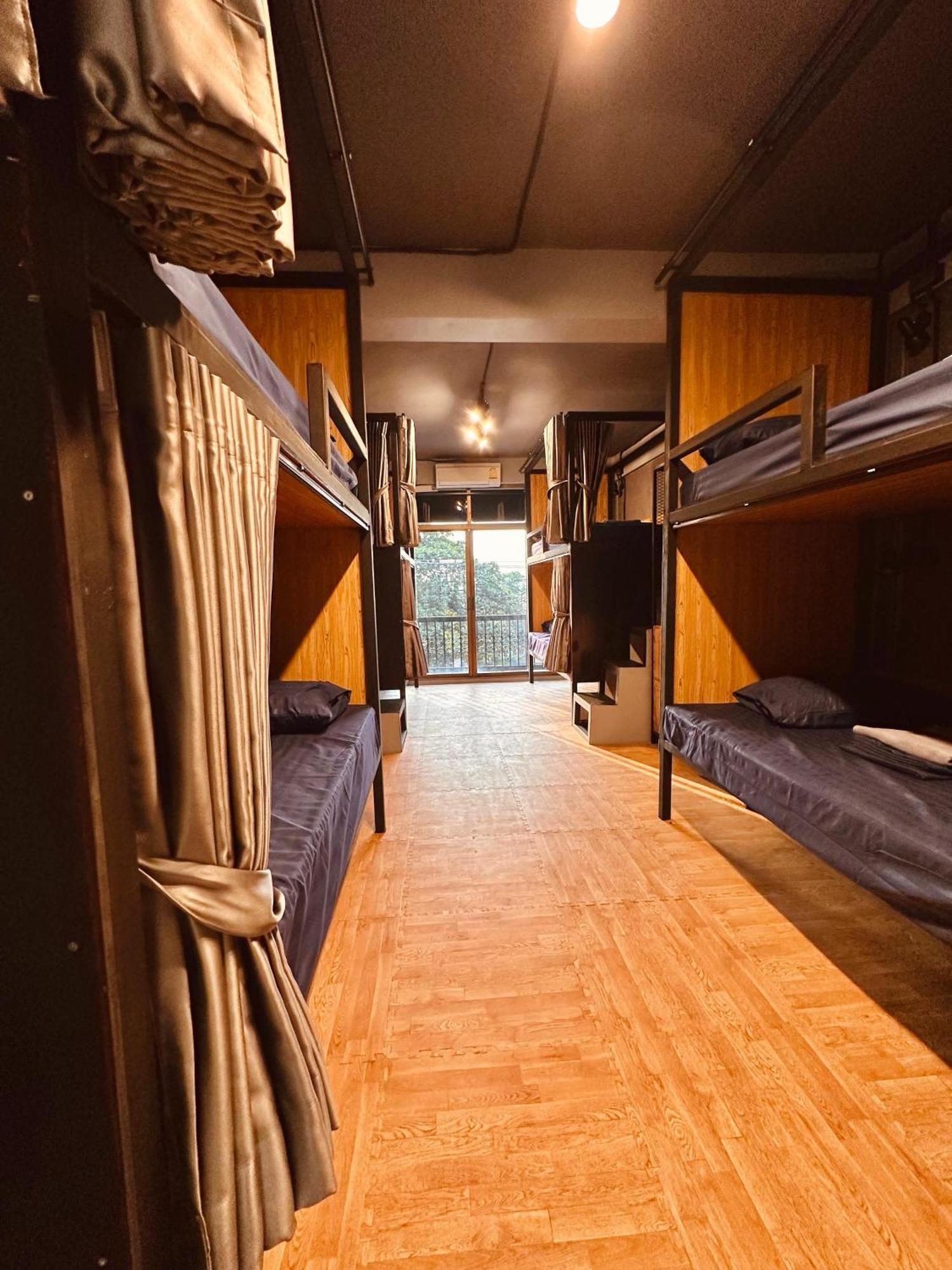 Hostel Friends Station & Cafe 파타야 외부 사진
