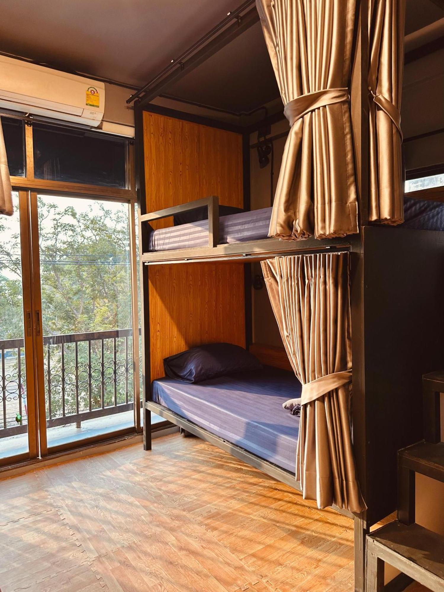 Hostel Friends Station & Cafe 파타야 외부 사진
