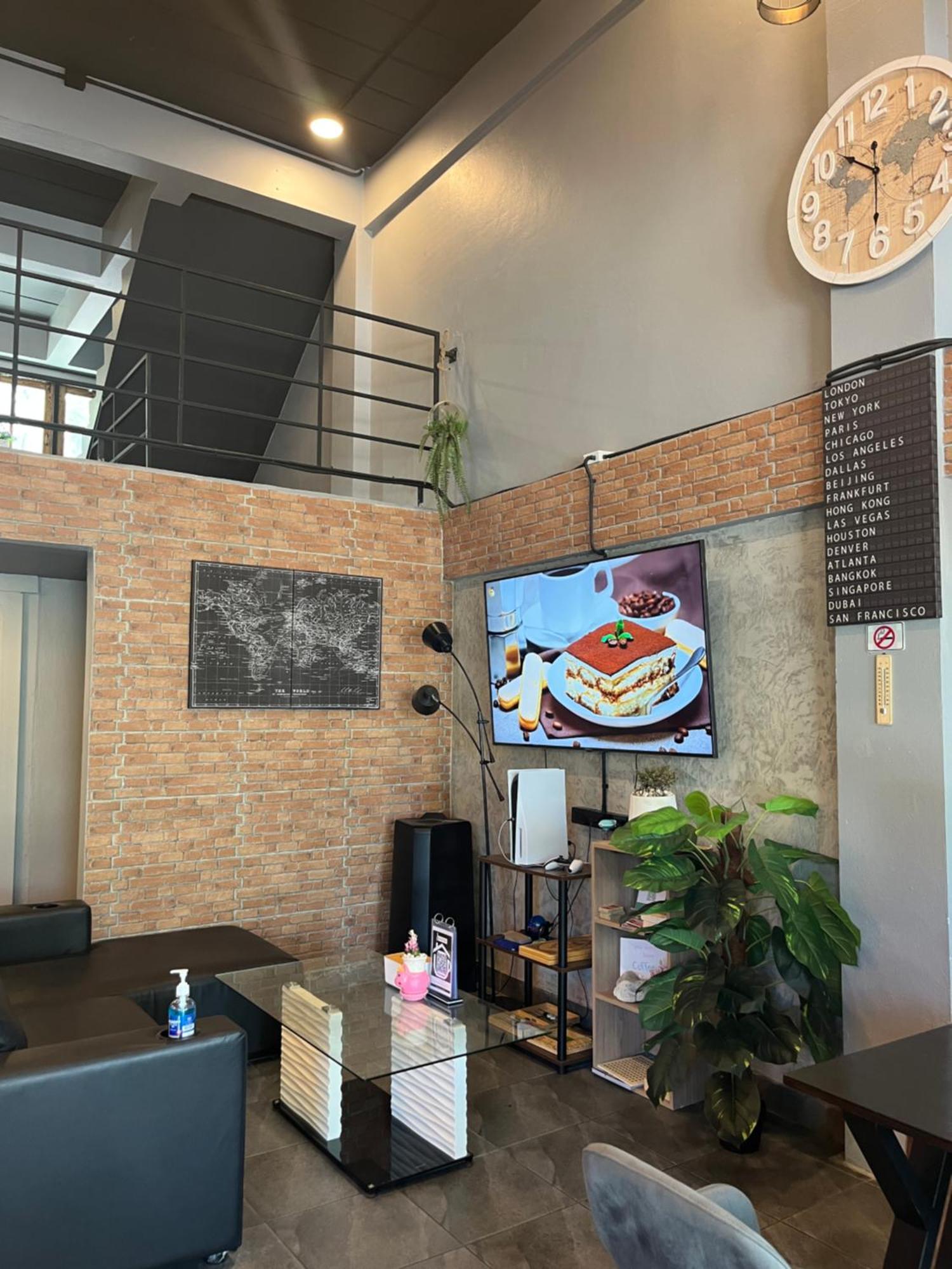 Hostel Friends Station & Cafe 파타야 외부 사진